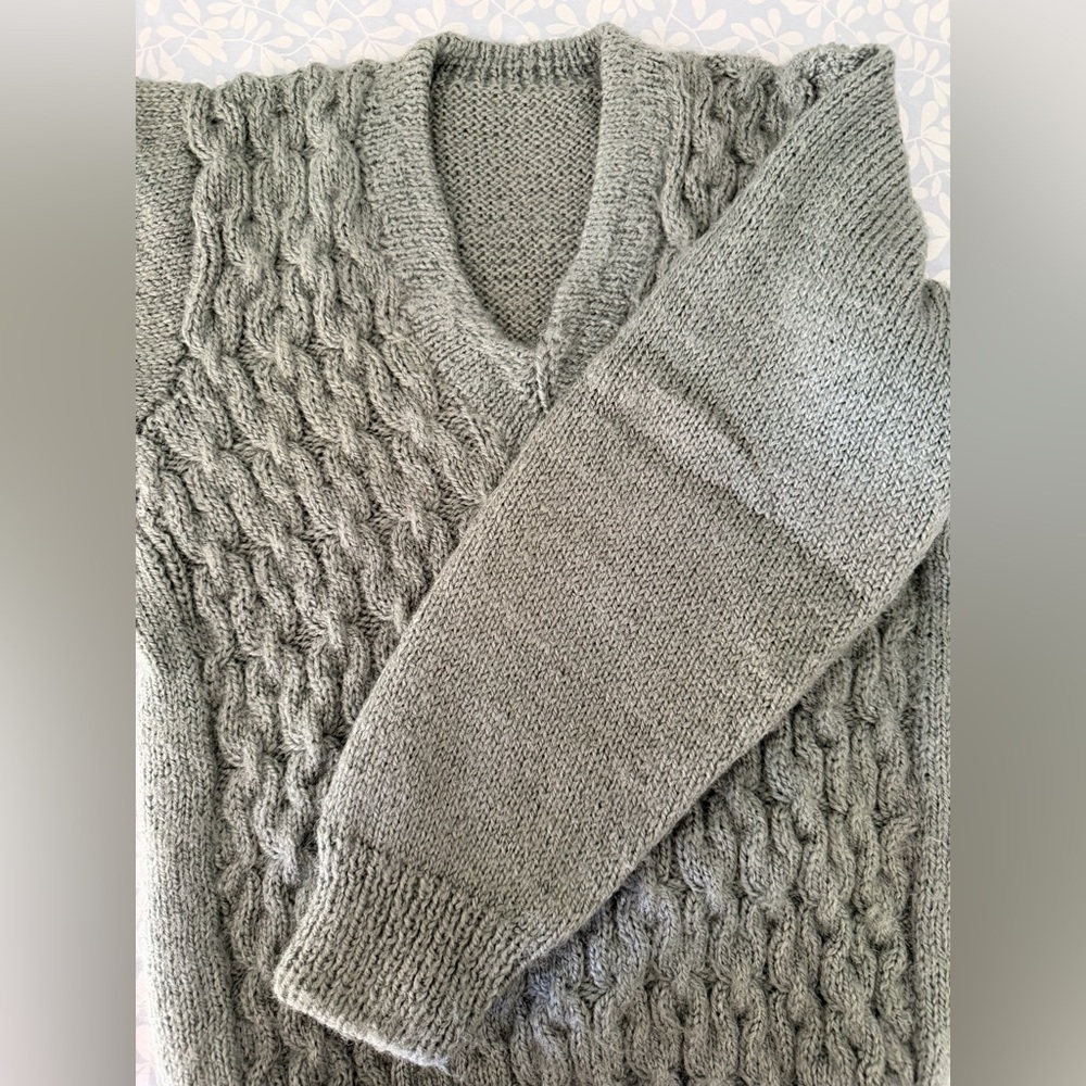 New Without Tags Kids Pure Hand Knit Cable knit V-Neck Sweater